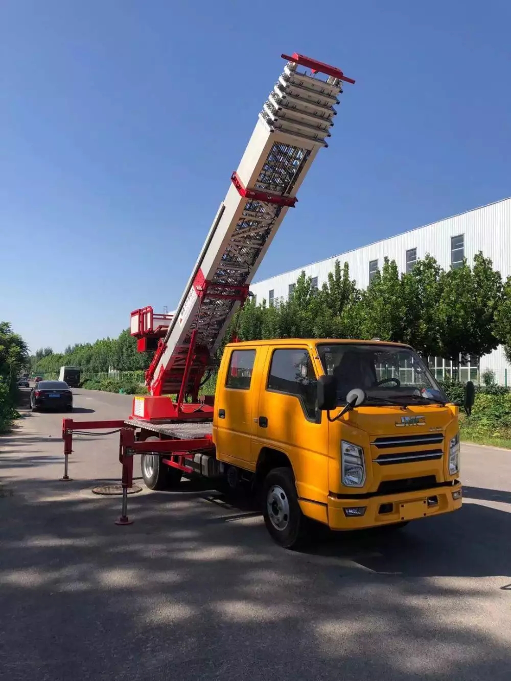 海南附近的云梯车出租服务：轻松解决高空作业需求