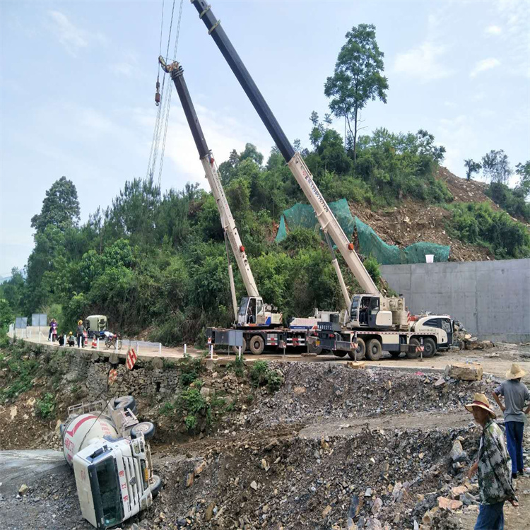 海南汽车掉沟里叫吊车救援要多少钱